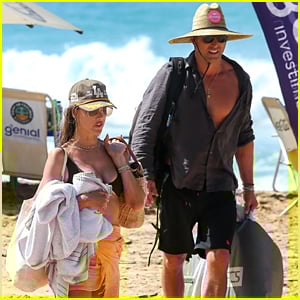 Alessandra Ambrosio aproveita o sol em um biquíni preto durante o dia de praia com o namorado Buck Palmer