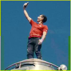 Alex Honnold Snaps Selfie Atop Taipei 101 After Successfully Completing Free Climb