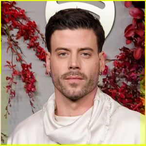 François Arnaud Addresses ‘Heated Rivalry’ Timeline Mess-Up & Most Shocking Instagram Follow