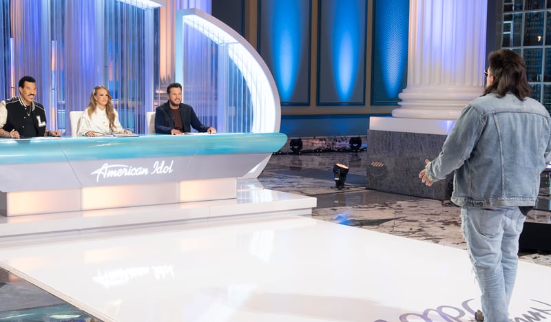 A estrela do TikTok, Bryant Thomas, revela o rosto pela primeira vez durante a audição do ‘American Idol’ e fica noivo da namorada Alyona Palhof | Alyona Palhof, ídolo americano, Bryant Thomas | Notícias e fofocas sobre celebridades | Entretenimento, fotos e vídeos