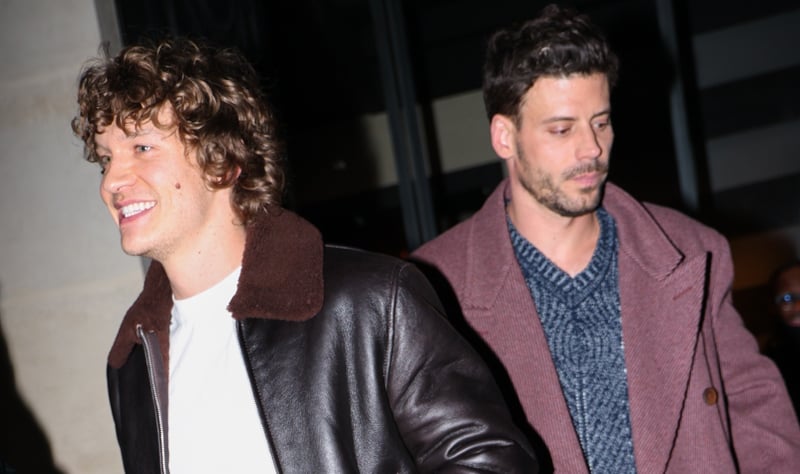 Connor Storrie de Angry Competition sonríe con François Arnaud mientras salen juntos de la fiesta de la Semana de la Moda de París | Connor Storrie, Francois Arnaud, competencia acalorada | Noticias y rumores de celebridades | Entretenimiento, fotos y vídeos