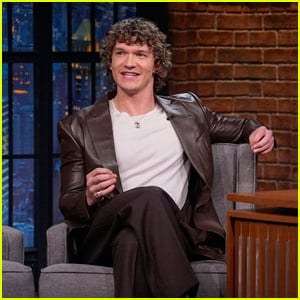 Connor Storry faz sua estreia na televisão tarde da noite em Seth Meyers, sobre as cenas 