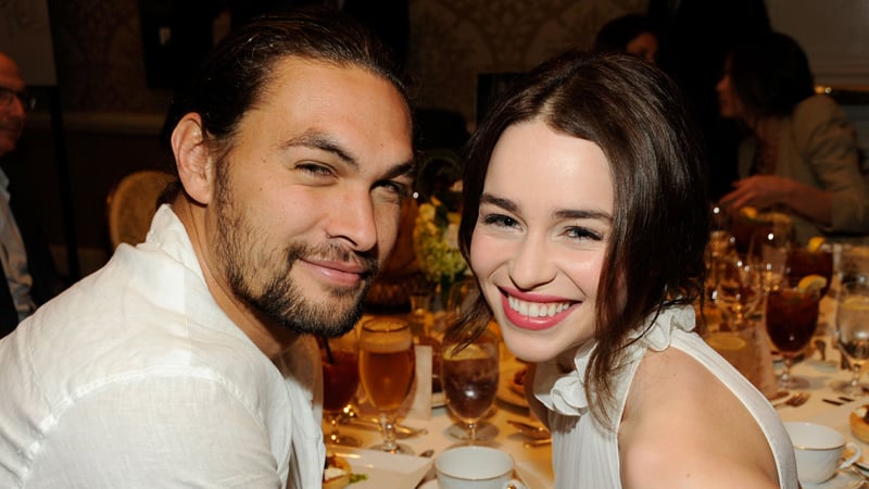 ¡Emilia Clarke y Jason Momoa de Game of Thrones se reúnen para una foto improvisada 15 años después del estreno del programa! | Emilia Clarke, Juego de Tronos, Jason Momoa | Noticias y rumores de celebridades | Entretenimiento, fotos y vídeos