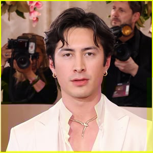 Hudson Williams Makes NSFW ‘Heated Rivalry’ Joke to Gayle King on Golden Globes 2026 Red Carpet