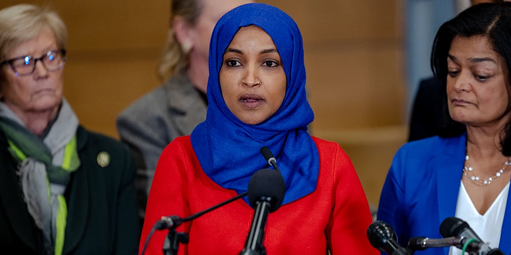 Homem derrubado após pulverizar o deputado Ilhan Omar com substância desconhecida durante a prefeitura de Minnesota | Ilhan Omar, Minnesota | Notícias e fofocas sobre celebridades | Entretenimento, fotos e vídeos