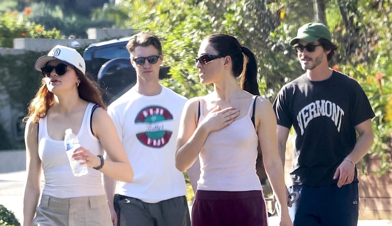 Joey King y Logan Lerman vistos en una cita doble en un paseo de perros | Ana Corrigan, Joey King, Logan Lerman, Steven Piet | Noticias y rumores de celebridades | Entretenimiento, fotos y vídeos