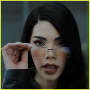 Kenia Os inicia su nueva era 'K DE KARMA'