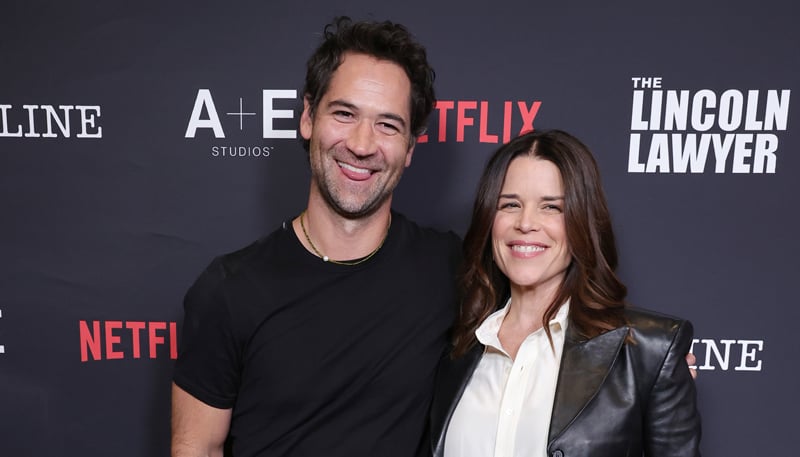 Manuel Garcia-Rulfo e Neve Campbell comparecem à estreia da 4ª temporada de “Lincoln the Attorney” com novos convidados especiais no programa! | Becky Newton, Chris Diamantopoulos, Cobie Smulders, Constance Zimmer, Emmanuelle Chriqui, Gigi Zumbado, Jason Butler Harner, Jazz Raycol, Krista Warner, Manuel Garcia-Rulfo, Netflix, Neve Campbell, Sam Trammell, Sasha Alexander, Sam Trammell, Sasha Alexander, Sam Lavishon, Sam Lincoln, S. | Notícias e fofocas sobre celebridades Entretenimento, fotos e vídeos