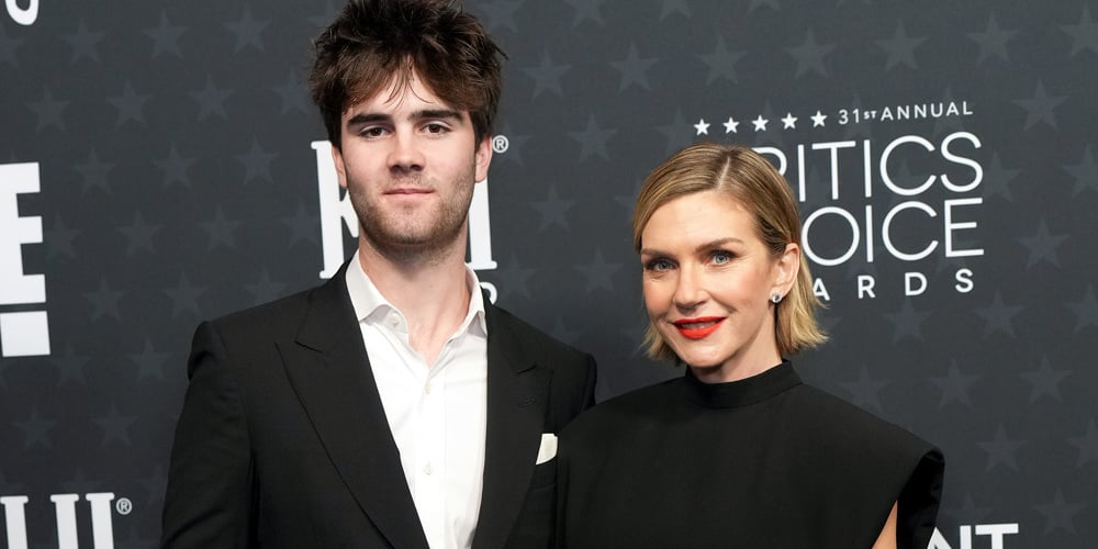 Rhea Seehorn traz o parceiro de longa data de Graham Larson, Son Gray, para o 2026 Critics Choice Awards! | Critics Choice Awards 2026, Critics’ Choice Awards, Gray Larson, Karolina Wydra, Pluribus, Rhea Seehorn | Notícias e fofocas sobre celebridades | Entretenimento, fotos e vídeos