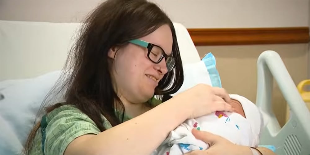 Mujer que no sabía que estaba embarazada da a luz con su segundo hijo en el baño del trabajo: ‘Nuestro bebé FedEx’ | Interés Humano, Iowa, embarazo | Noticias y rumores de celebridades | Entretenimiento, fotos y vídeos