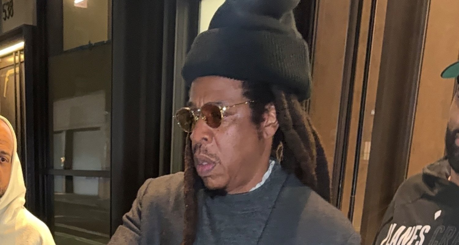 Jay-Z dá autógrafos para fãs do lado de fora dos escritórios da Roc Nation em Nova York Jay Z Notícias e fofocas sobre celebridades Entretenimento, fotos e vídeos