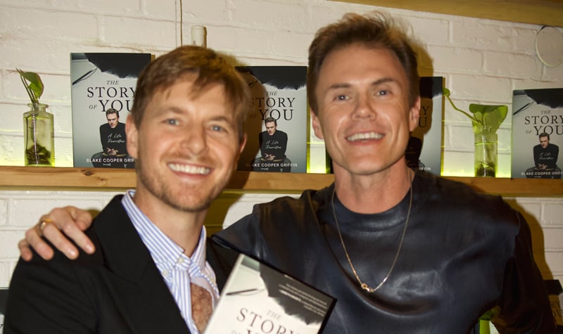 O ator Blake Cooper Griffin recebeu apoio de amigos famosos no lançamento de seu novo livro ‘The Story of You’ | Anthony Carrigan, Blake Cooper Griffin, Carly Gibson, Charles Harbison, Rick Cosnett, Shea Buckner, Sterling Suliman, Sunkrish Bala, Tracy Toms | Notícias e fofocas sobre celebridades Entretenimento, fotos e vídeos