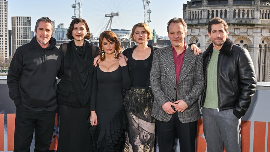 A estrela de ‘A Noiva’ Maggie Gyllenhaal se junta a ele na conferência fotográfica em Londres para iniciar a turnê de imprensa | Christian Bale, Jake Gyllenhaal, Jesse Buckley, Maggie Gyllenhaal, Penélope Cruz, Peter Sarsgaard, Noiva | Notícias e fofocas sobre celebridades Entretenimento, fotos e vídeos