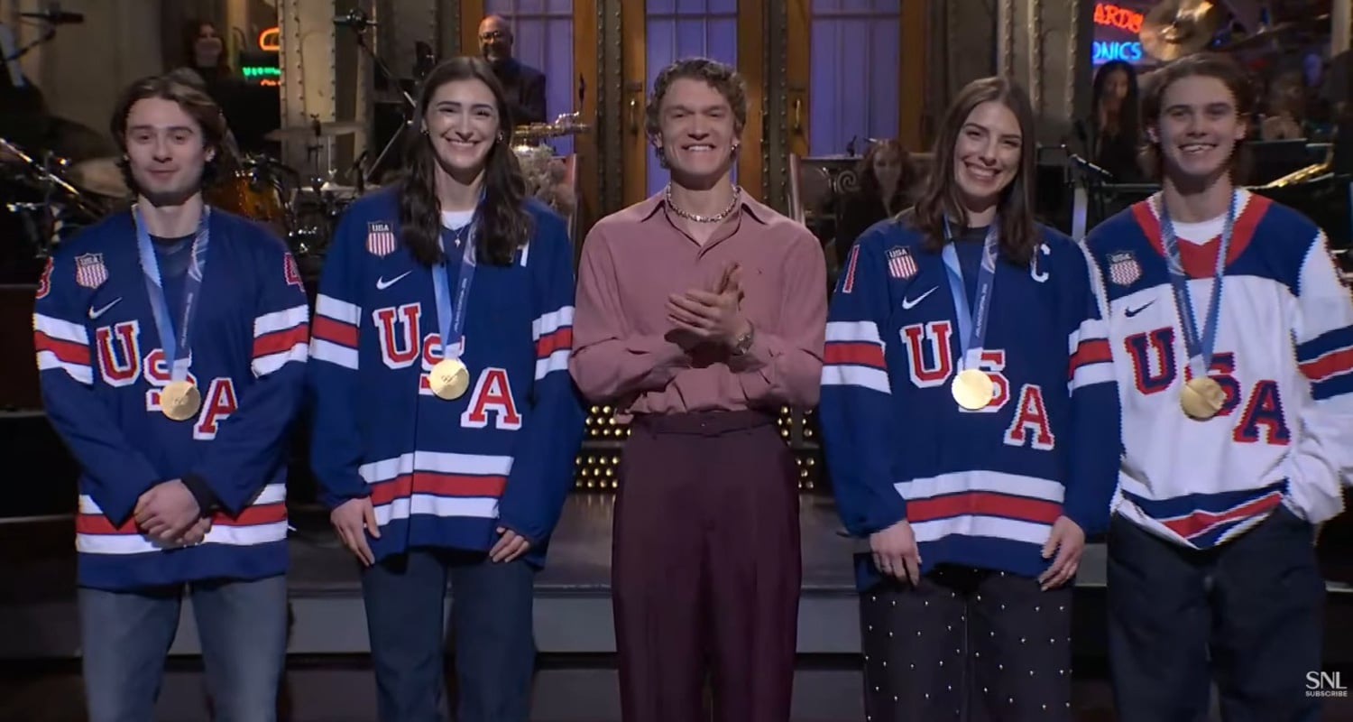 Connor Storry faz referência à ‘competição acirrada’ no monólogo ‘SNL’, jogadoras de hóquei femininas dos EUA se juntam e zombam do desafio de Trump na Casa Branca – Assista agora! | Connor Storry, Hot Rivalry, Hilary Knight, Hóquei, Jack Hughes, Megan Keller, Quinn Hughes, Saturday Night Live | Notícias e fofocas sobre celebridades Entretenimento, fotos e vídeos