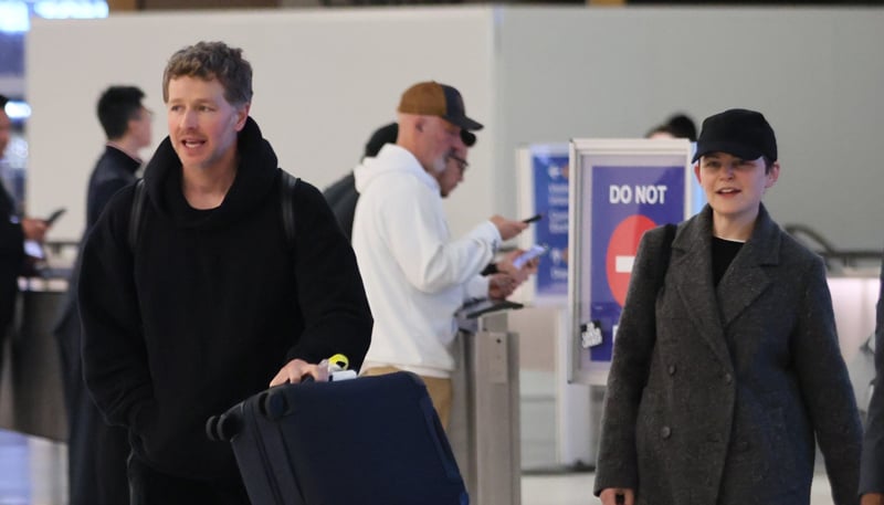 Jennifer Goodwin e Josh Dallas chegam em casa depois de visitar Londres para os BAFTAs | Ginnifer Goodwin, Josh Dallas | Notícias e fofocas sobre celebridades Entretenimento, fotos e vídeos