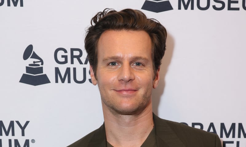 Jonathan Groff interpreta Rosalind na produção masculina de As You Like It no Royal Shakespeare Theatre, na Inglaterra | Jonathan Groff | Notícias e fofocas sobre celebridades Entretenimento, fotos e vídeos