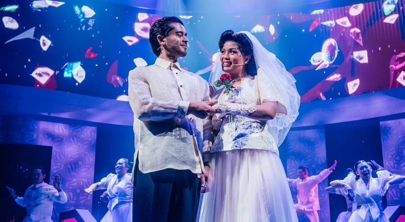 O musical da Broadway de David Byrne, ‘Here Lies Love’, é apresentado em Los Angeles com uma produção reinventada para um público esgotado! | Broadway | Notícias e fofocas sobre celebridades Entretenimento, fotos e vídeos