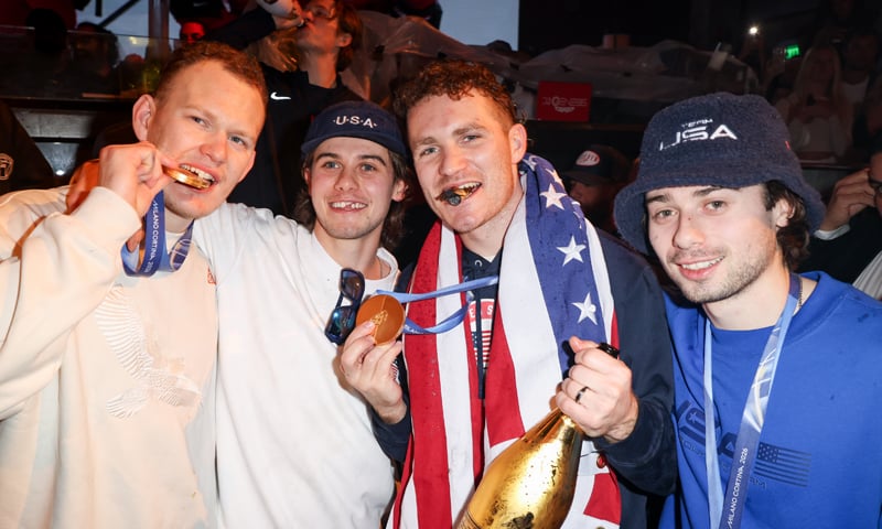 Seleção masculina de hóquei no gelo dos EUA comemora vitória olímpica com festa em Miami após voltar para casa | Auston Matthews, Brady Tkachuk, Dylan Larkin, Jack Hughes, Jake Sanderson, Matthew Tkachuk, Quinn Hughes, Vincent Trochek, Zach Werenski | Notícias e fofocas sobre celebridades Entretenimento, fotos e vídeos