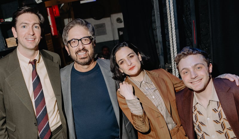 Jake Shane faz estreia na Broadway em ‘All Out’ junto com elenco de estrelas: fotos da noite de abertura reveladas! | Broadway, Jake Shane, Jenny Slate, Nicholas Brown, Ray Romano | Notícias e fofocas sobre celebridades Entretenimento, fotos e vídeos