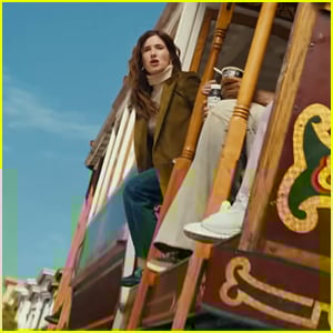   Kathryn Hahn spinge una funivia sulla collina di San Francisco!