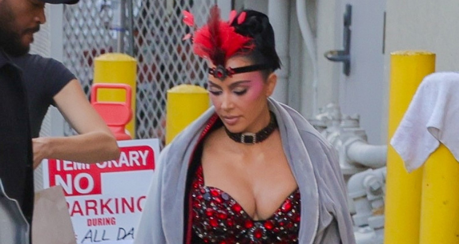 Kim Kardashian usa vestido de showgirl vermelho e preto no ‘The Fifth Wheel’ em Los Angeles | Kim Kardashian, a quinta roda | Notícias e fofocas sobre celebridades Entretenimento, fotos e vídeos