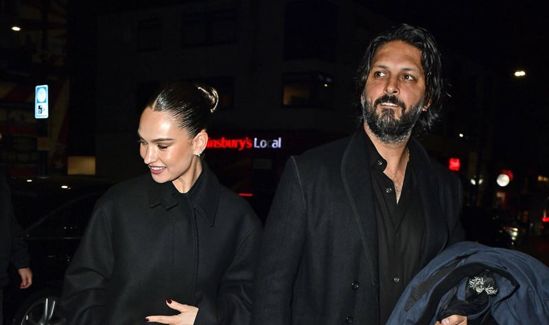 Lily James se junta ao ator de ‘O Morro dos Ventos Uivantes’, Shazad Latif, para uma noite em Londres | Lily James e Shazad Latif | Notícias e fofocas sobre celebridades Entretenimento, fotos e vídeos