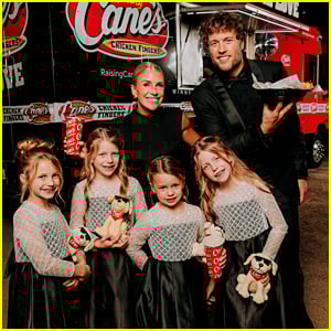 Matthew Stafford celebra la vittoria del premio MVP della NFL con moglie e figli al Raising Cane's
