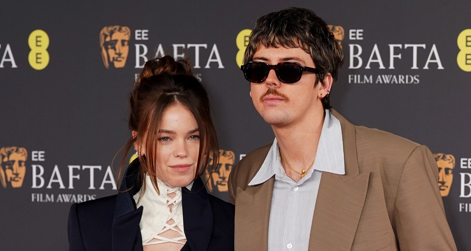 A estrela de ‘Supergirl’ Millie Alcock faz a primeira caminhada no tapete vermelho com o namorado Joseph Powell no BAFTAs 2026 | 2026 BAFTA, BAFTA, Joseph Powell, Millie Alcock | Notícias e fofocas sobre celebridades Entretenimento, fotos e vídeos