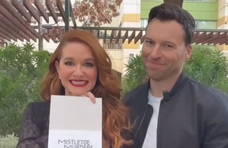 Hallmark renova ‘Mistletoe Killing’ para a 3ª temporada: Veja Sarah Drew e Peter Mooney anunciarem a notícia em um vídeo fofo! | Hallmark Channel, Os Assassinatos do Visco, Peter Mooney, Sarah Drew, Televisão | Notícias e fofocas sobre celebridades Entretenimento, fotos e vídeos