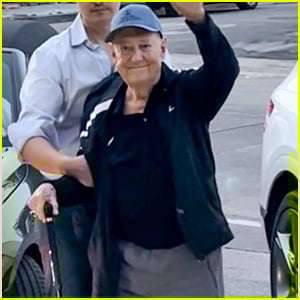 Neil Sedaka Final Photo: Singer Was Photographed at Dinner Just Two Nights Before His Death 