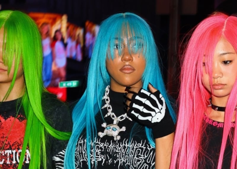 North West e amigos usam perucas neon combinando para fazer compras no Dia dos Namorados em Nova York | Crianças celebridades, Noroeste | Notícias e fofocas sobre celebridades Entretenimento, fotos e vídeos