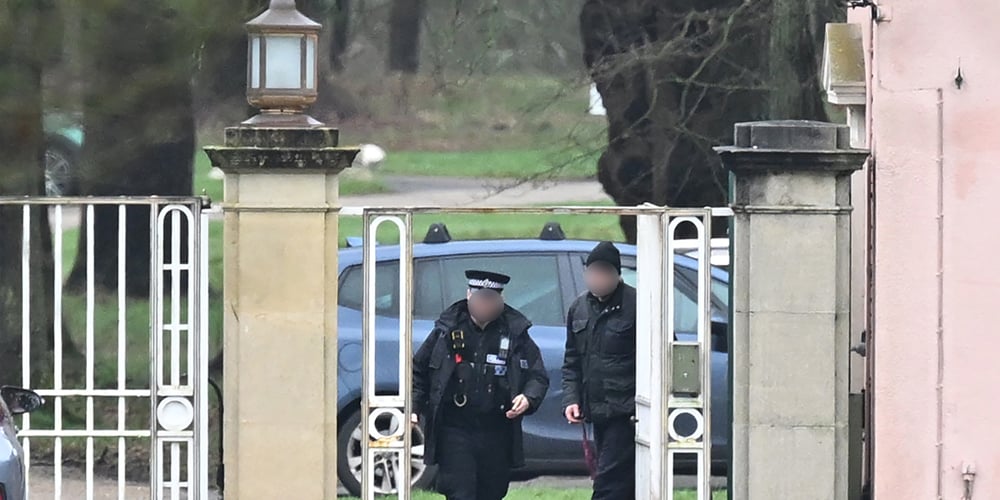 Polícia fotografada fora de 2 locais ligados ao Príncipe Andrew | Andrew Mountbatten Windsor, Jeffrey Epstein, Príncipe Andrew | Notícias e fofocas sobre celebridades Entretenimento, fotos e vídeos