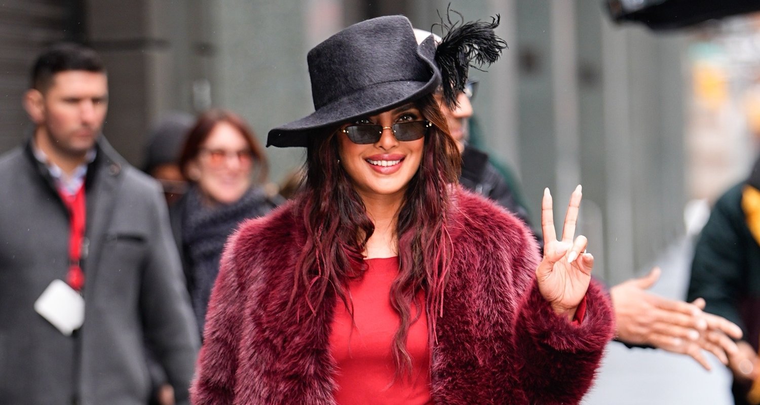 Priyanka Chopra Jonas usa casaco cor de vinho e chapéu preto enquanto sai para promover ‘The Bluff’ em Nova York | Frank e flor, Priyanka Chopra | Notícias e fofocas sobre celebridades Entretenimento, fotos e vídeos