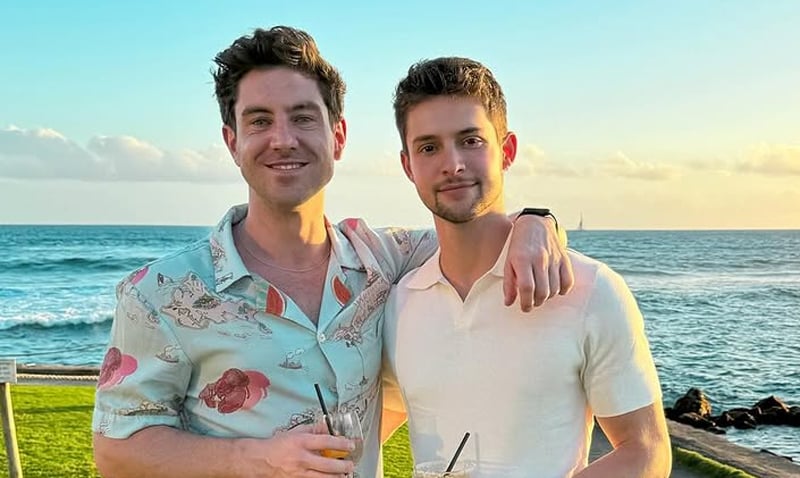 Estrela de “Finding Mr. Christmas” Robbie Simpson se casa com Kyle Pollack | Ocupado, Hallmark Channel, Kyle Pollack, Robbie Simpson | Notícias e fofocas sobre celebridades Entretenimento, fotos e vídeos