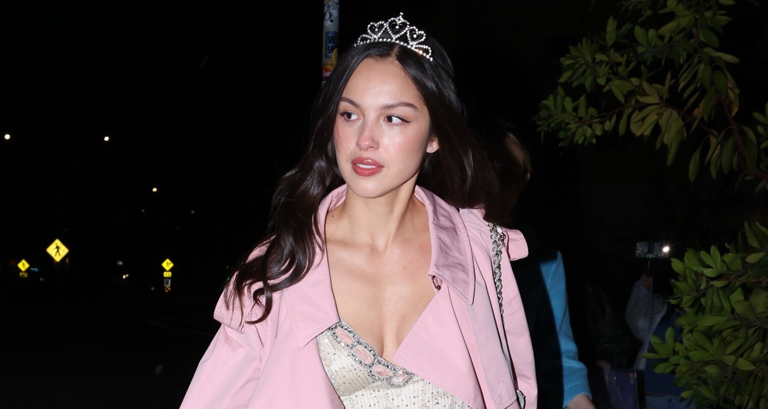 Olivia Rodrigo usa tiara ao sair para comemorar seu 23º aniversário em Los Angeles | Olívia Rodrigo | Notícias e fofocas sobre celebridades Entretenimento, fotos e vídeos