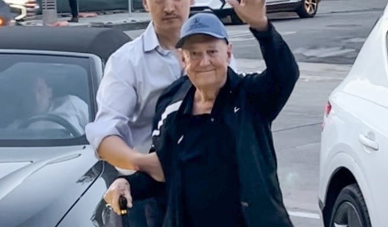 Foto final de Neil Sedaka: O cantor foi fotografado em uma festa apenas duas noites antes de sua morte | Neil Sedaka | Notícias e fofocas sobre celebridades Entretenimento, fotos e vídeos