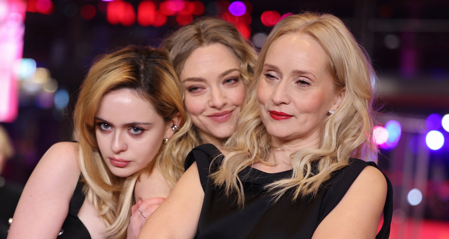 Amanda Seyfried abraça Viola Prettejohn e Mona Fastvold na grande estreia de ‘O Testamento de Anne Lee’ Berlinale 2026 | Amanda Seyfried, Mona Fastvold, Ann Lee Testament, Viola Prettejohn Notícias e fofocas sobre celebridades Entretenimento, fotos e vídeos