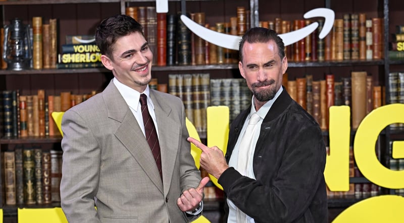 O herói Phinehas Tiffin se junta ao tio Joseph Fiennes na estreia em Londres de Young Sherlock! | Donal Finn, Guy Ritchie, Hero Fiennes Tiffin, Joseph Fiennes, Max Irons, Numan Akar, Jovem Sherlock, Zin Tseng | Notícias e fofocas sobre celebridades Entretenimento, fotos e vídeos