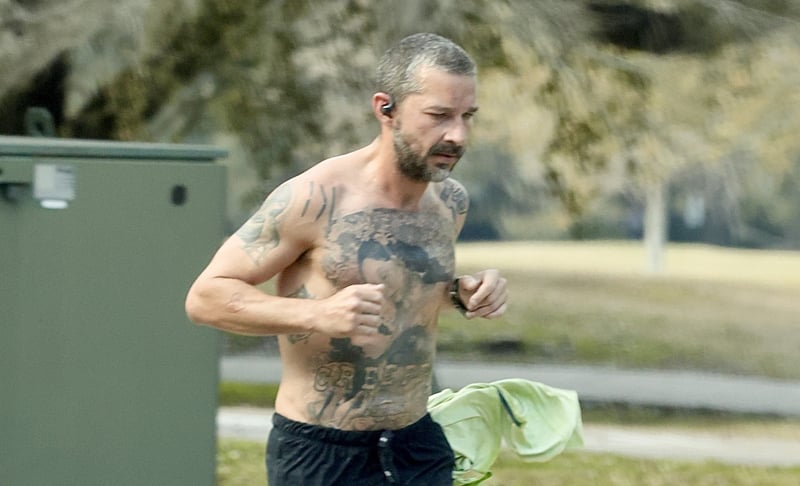 Shia LaBeouf foi flagrado correndo sem camisa após sua prisão em Nova Orleans Shia LaBeouf, Jaqueta | Notícias e fofocas sobre celebridades Entretenimento, fotos e vídeos