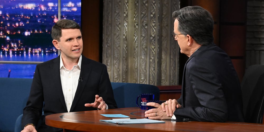 Stephen Colbert vai contra a CBS, entrevistando o democrata James Talarico para o YouTube sobre os temores da FCC | CBS, James Talarico, Stephen Colbert, The Late Show | Entretenimento, fotos e vídeos de notícias de celebridades e fofocas