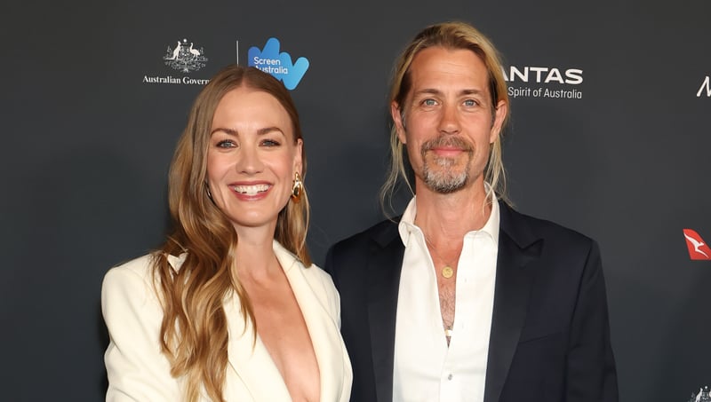 Yvonne Strahovski e seu marido Tim Loden saem juntos pela primeira vez em 7 anos para comemorar o G’Day EUA | Tim Loden, Vince Vaughn, Yvonne Strahovski | Notícias e fofocas sobre celebridades Entretenimento, fotos e vídeos