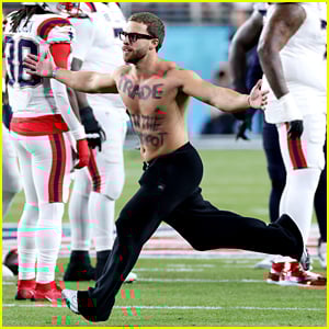 Patriots’ Kyle Williams Takes Down Super Bowl Streaker – See Photos!