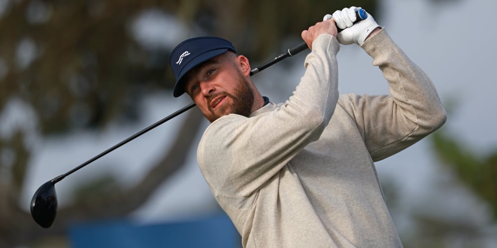 Travis Kelce acertando uma bola de golfe em um fã durante o AT&T Pebble Beach Pro-Am Travis Kelce | Notícias e fofocas sobre celebridades Entretenimento, fotos e vídeos