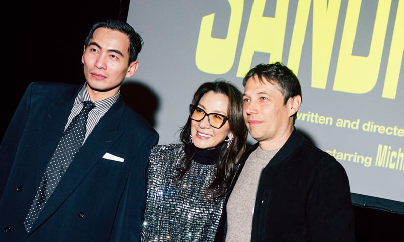 Michelle Yeoh se transforma em 5 personagens no autorretrato Sandivara de Sean Baker – Assista ao filme agora! | Alana Gold, Alessandra Ambrosio, Alex Coco, Ellie Mackie, Aurora James, Barbara Palvin, Chriselle Lim, Drie Hemingway, Dylan Sprouse, Georgie Flores, Han Chong, Heidi Quan, Jane Levy, Jason Butler, Kate Moss, Linda Dong, Marise Bozande, Possada, Marise Maxwell. Oliver Mule, Samantha Quan, Sean Baker, Simon Rex, Tallulah Willis, Tina Craig | Notícias e fofocas sobre celebridades Entretenimento, fotos e vídeos