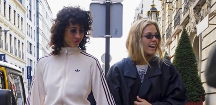 Renee Rapp e namorada Tova Parrandai de mãos dadas durante o dia em Paris Renee Rapp, towa bird | Notícias e fofocas sobre celebridades Entretenimento, fotos e vídeos