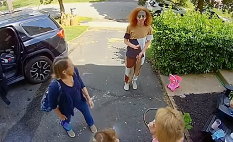 Homem confundido com palhaço em vídeo viral na garagem finalmente compartilha seu lado da história – assista agora! | HGTV, Interesse Humano, Aleatório | Notícias e fofocas sobre celebridades Entretenimento, fotos e vídeos