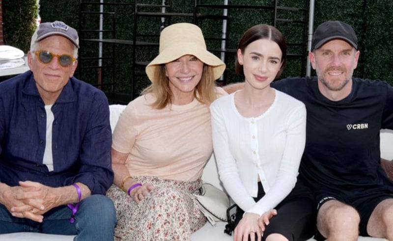 Lily Collins sai com sua sogra, Ted Danson e Mary Steenburgen no evento Desert Pickleball | Charlie McDowell, Lily Collins, Mary Steenburgen, Ted Danson | Notícias e fofocas sobre celebridades Entretenimento, fotos e vídeos