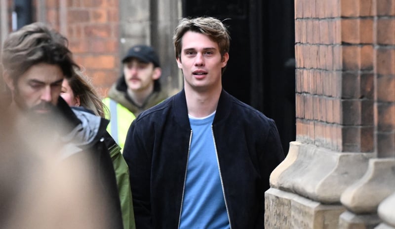 Nicholas Galitzin avistou Fake em Nova York para filmar ‘Casamento Vermelho, Branco e Real’ na Inglaterra | Nicolas Galitzine, Vermelho Branco e Azul Royal, Vermelho Branco e Casamento Real | Notícias e fofocas sobre celebridades Entretenimento, fotos e vídeos