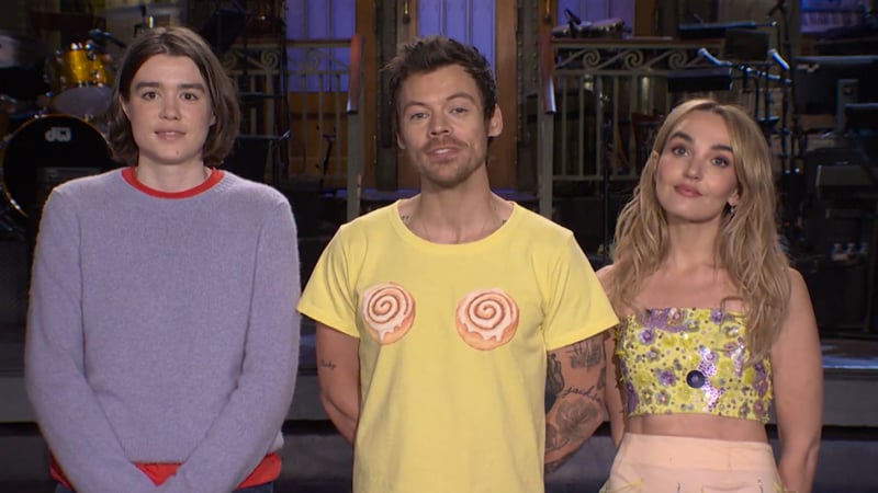 Harry Styles usa camiseta de canela em rolo para vídeo promocional de ‘SNL’ – assista agora! | Chloe Fineman, Harry Styles, Jane Wickline, NBC, Saturday Night Live, Televisão | Notícias e fofocas sobre celebridades Entretenimento, fotos e vídeos