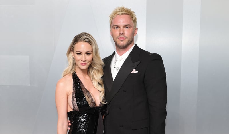 Nicholas Hoult traz de volta cabelo loiro descolorido e faz rara aparição com a esposa Briana Holly na festa do Oscar da Vanity Fair 2026 | Pós-festas do Oscar 2026, Briana Holly, Nicholas Hoult | Notícias e fofocas sobre celebridades Entretenimento, fotos e vídeos